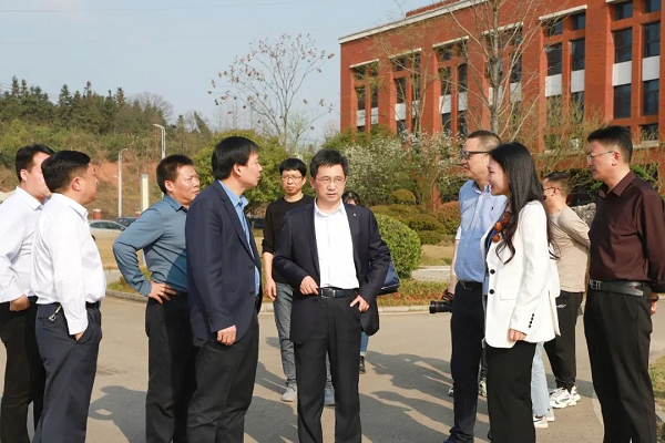 銅仁市委副書記、市長皮貴懷調(diào)研西部產(chǎn)業(yè)基地