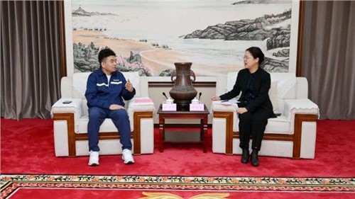 欽州市市委書(shū)記鐘暢姿會(huì)見(jiàn)中偉股份董事長(zhǎng)、總裁鄧偉明一行